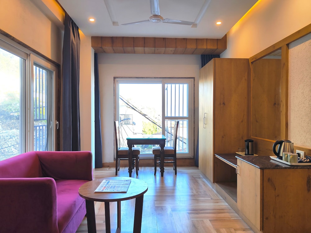 Luxury Inn by Stotrak Hotels
