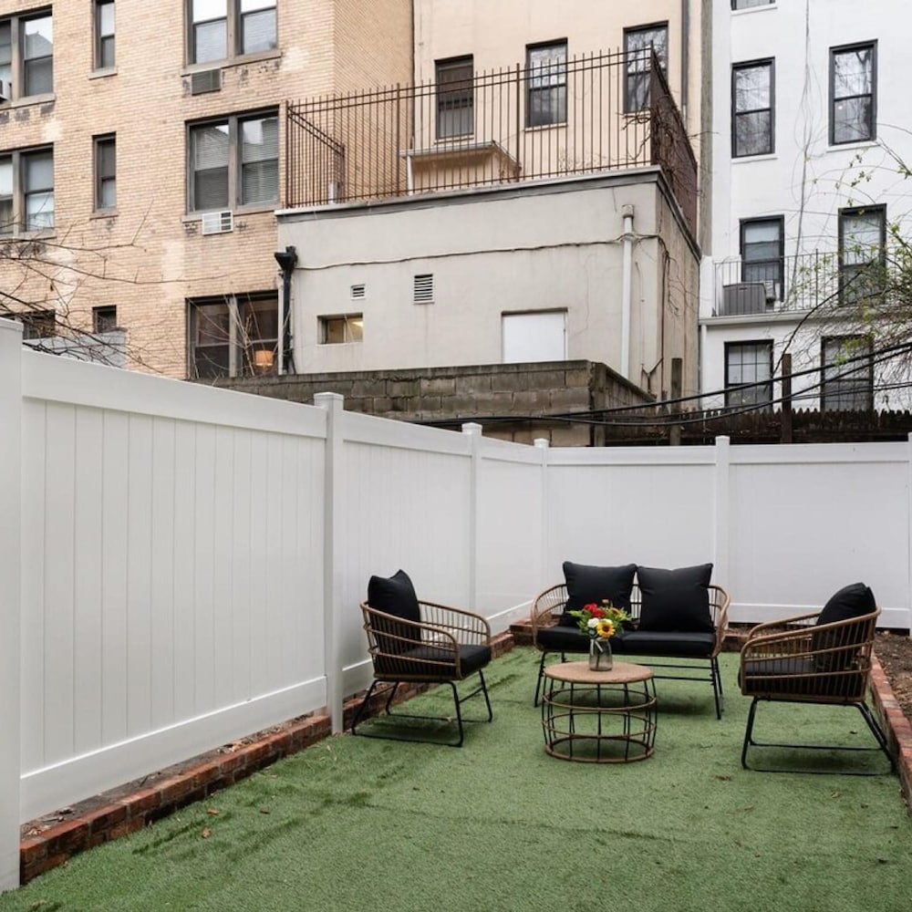 317-1d New 2BR Duplex W D Private Backyard