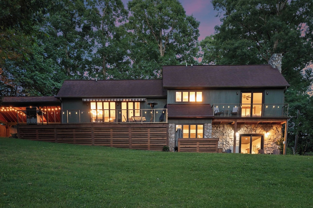 Shady Daze: Waterfront Home w/ Deck, Hot Tub & Lake Views