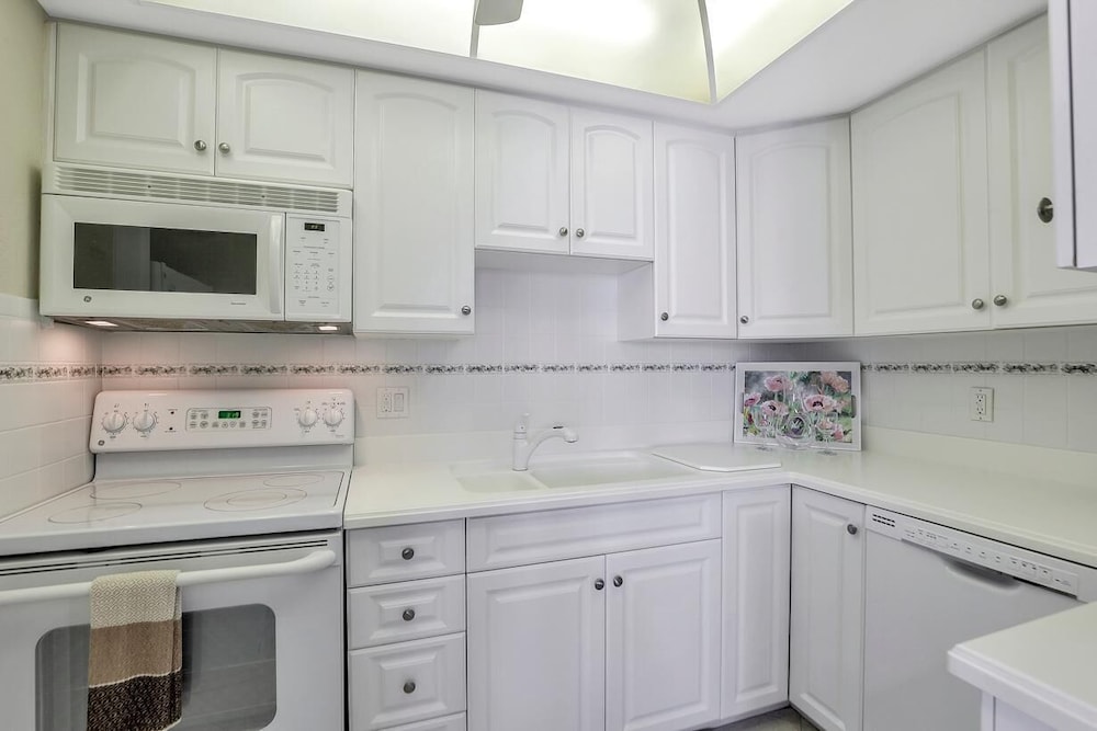 Sunny Beachfront Condo With Pool and Sw-facing Balcony