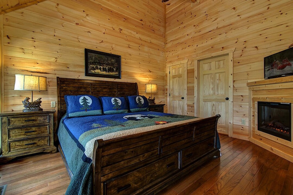 Chateaux Nirvana - 5 Bedrooms, 5 Baths, Sleeps 20 Home by RedAwning