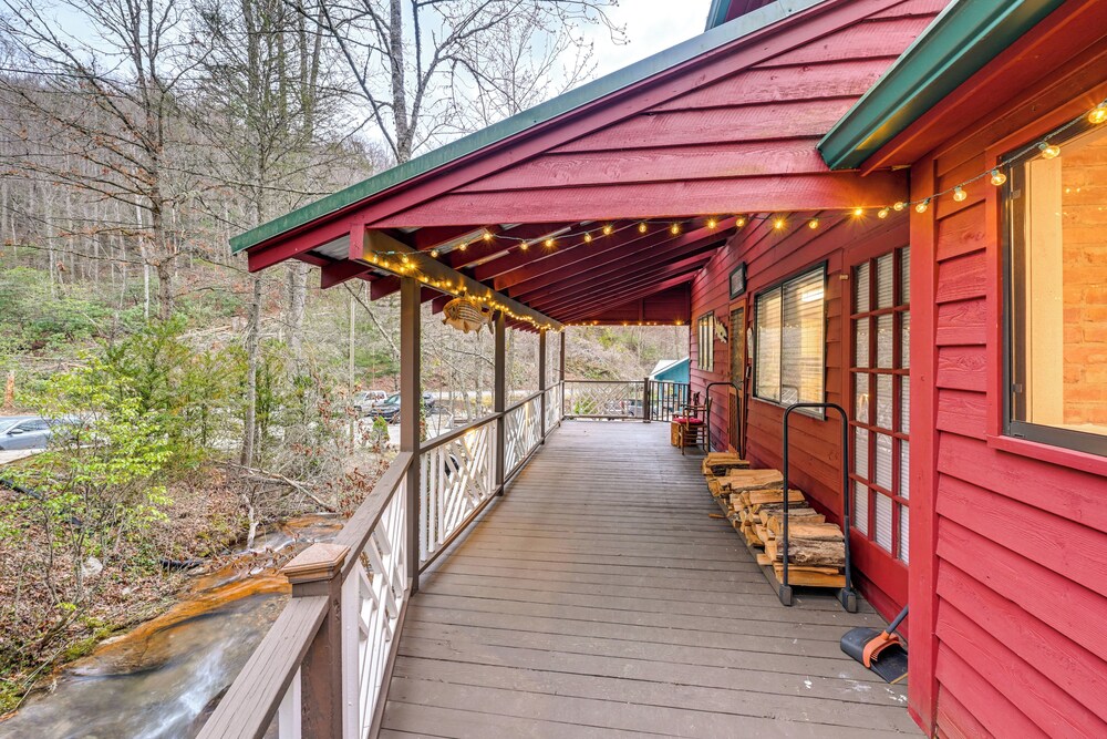 Winter Wonderland Cabin w/ Creek & Game Room