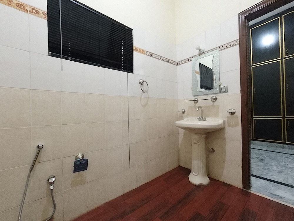 Room-cozy Guest Room in Rawalpindi - Per