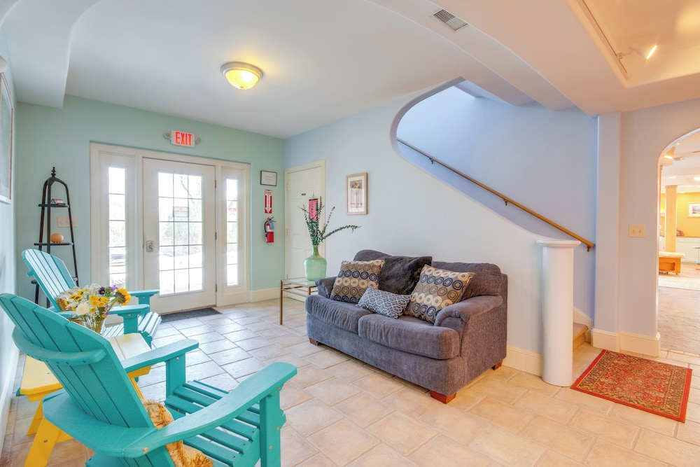 6 Mi to Chico Hot Springs: Villa w/ River Access