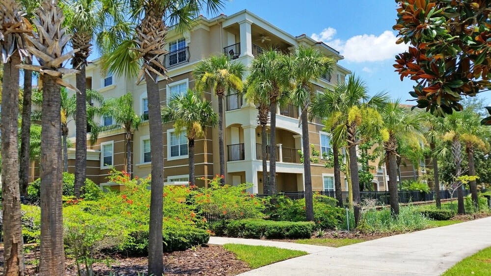 5049 Shoreway Loop #201