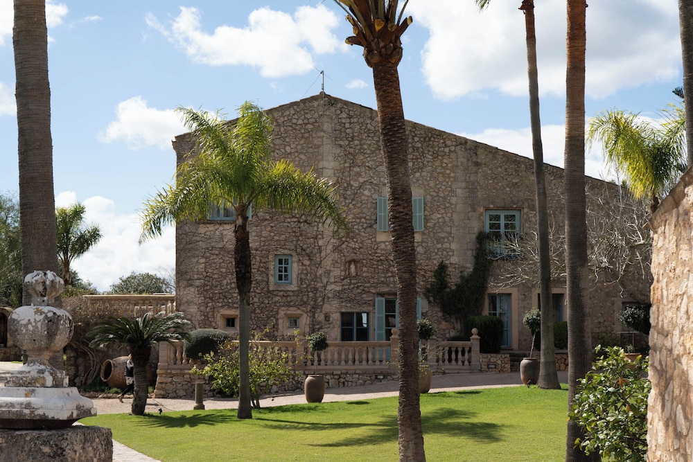 Hotel Rotana Golf Resort - Image 1