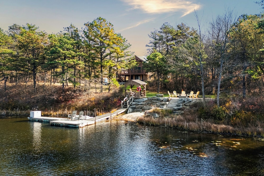 Deer Haven Cabin by Avantstay Waterfront Dock Firepit