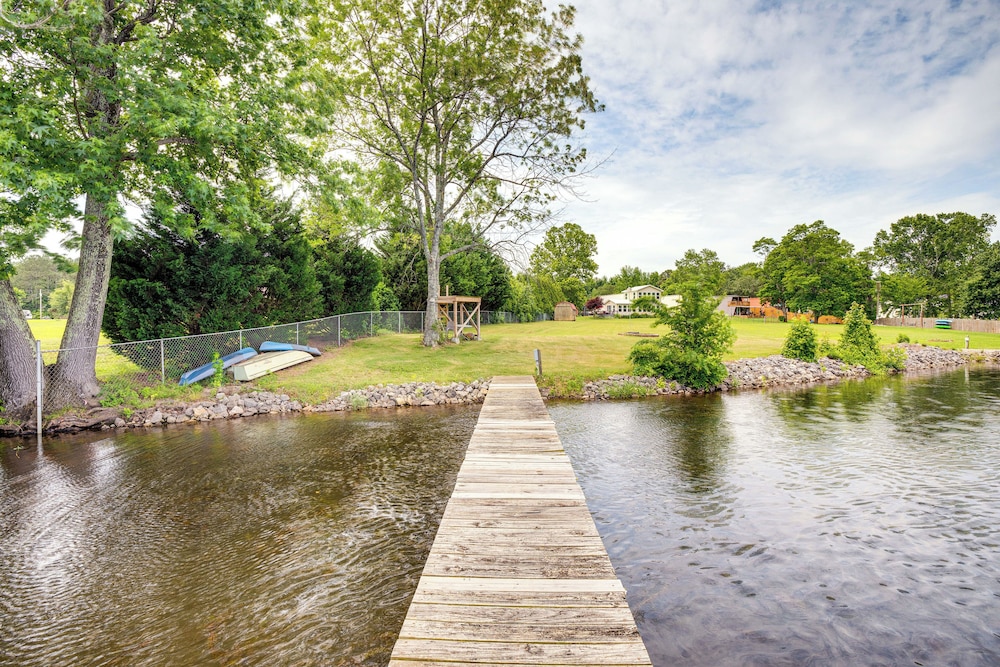 Fire Pit + Bbq: Lake Guntersville Family Home