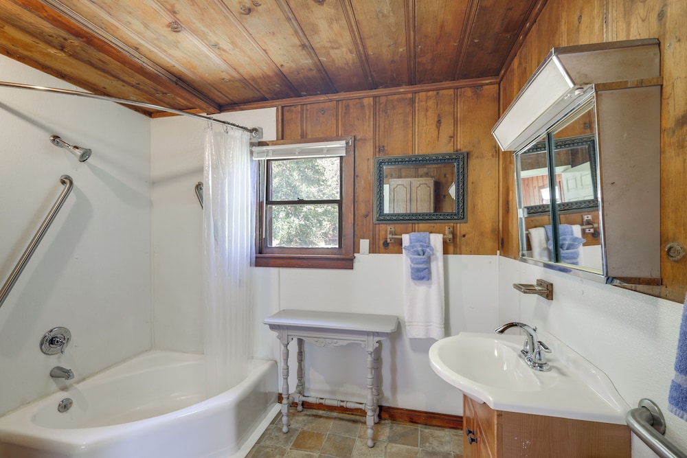 On-site Trails! Cozy Whitney Cottage 2 Mi to Lake