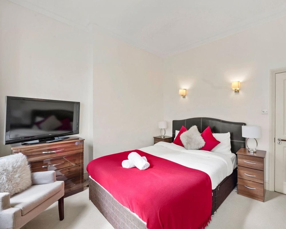 Prestigious 3 Bedroom Apartment In Mayfair view 4