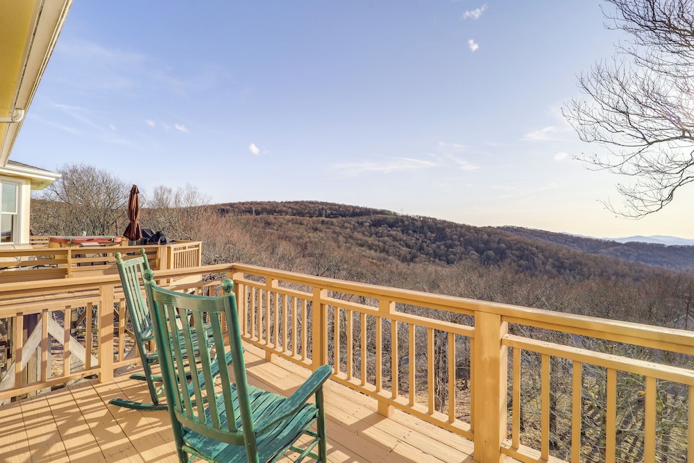 3 Mi Beech Mtn Resort: Cozy Studio w/ Deck & View!