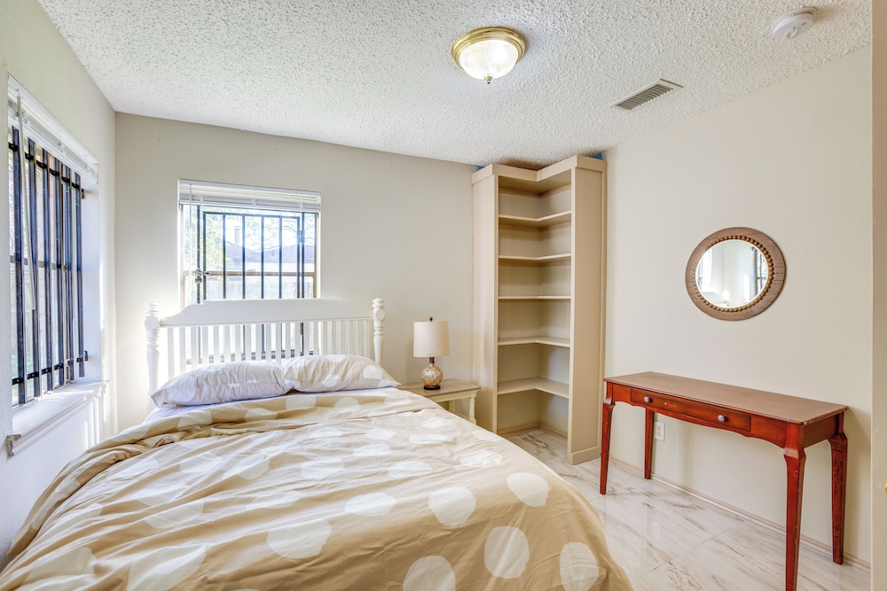 2 Mi to Houston Funplex: Home w/ Private Yard!