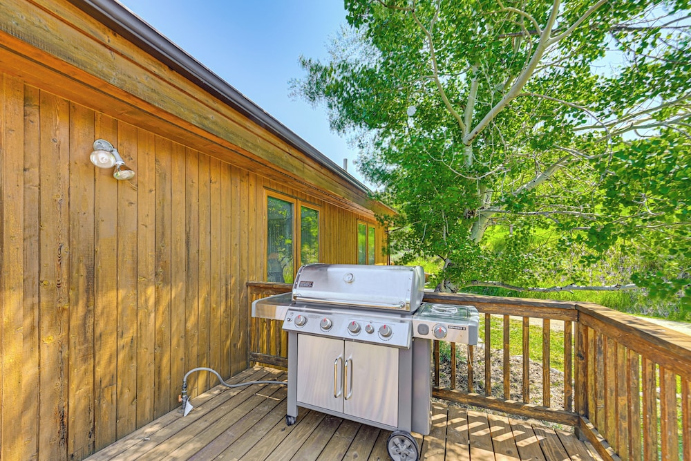 1 Mi to Dtwn Red Lodge: Mtn-view Cabin Getaway