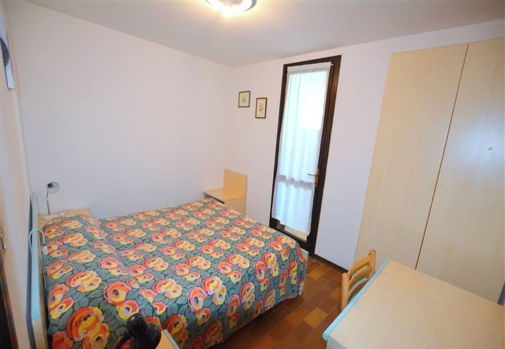 Wide row House With Private Fenced Garden for 9 Guests in Lignano Pineta