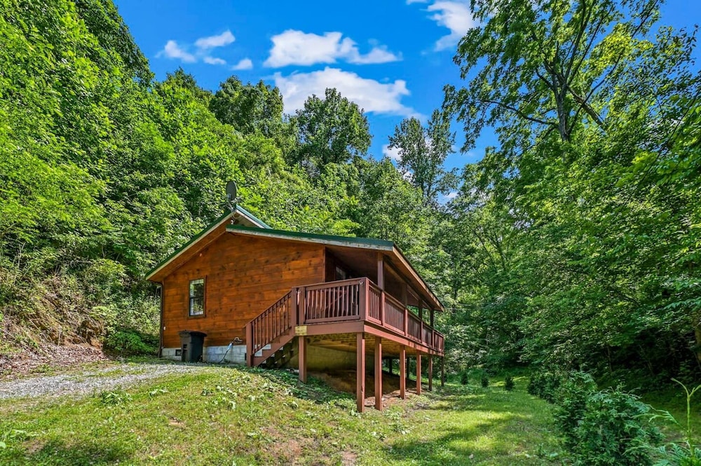 Smoky Mountains Honeymoon Cabin Dog Friendly