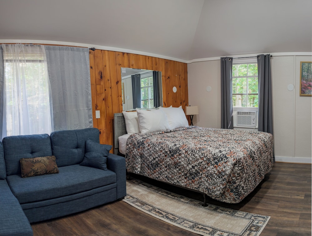 Hinckleys Dreamwood Cottages