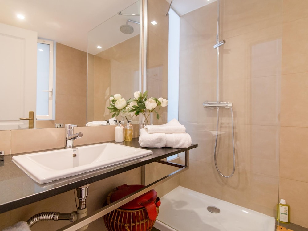 Designer s Three Bedroom Apartment With Terrace