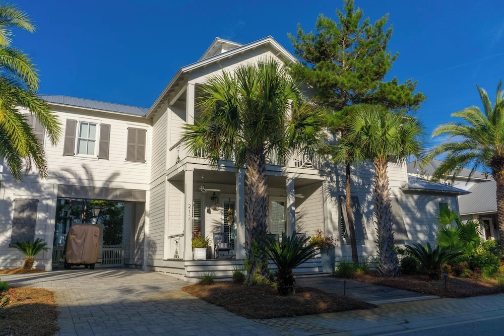Aquamarine! Sleeps 12! Close to Community Pool! Private Beach Access!