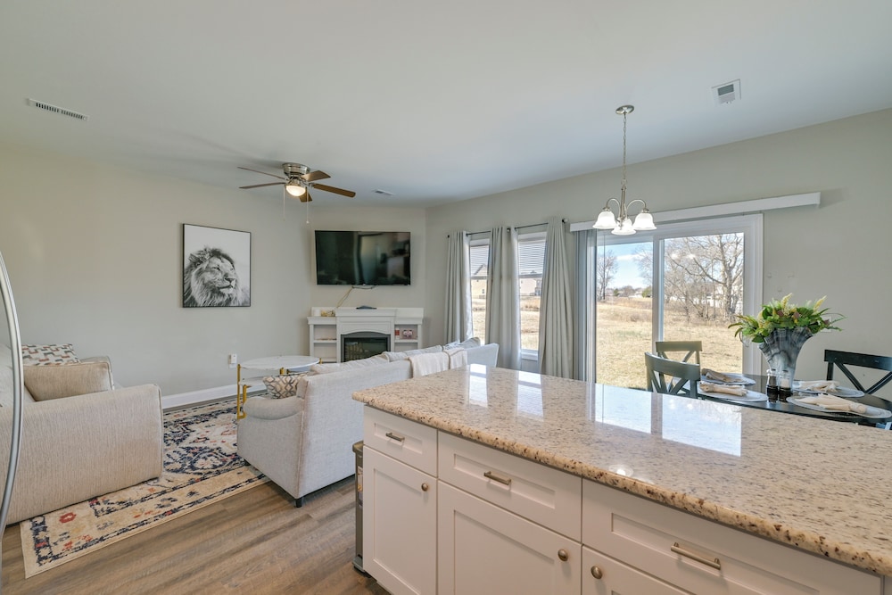Stay & Play: Spacious Concord Townhome Near Uptown