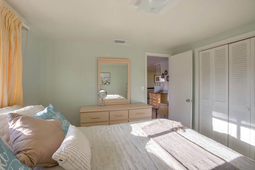 3 Mi to Beach! Sunny Englewood Retreat w/ Lanai