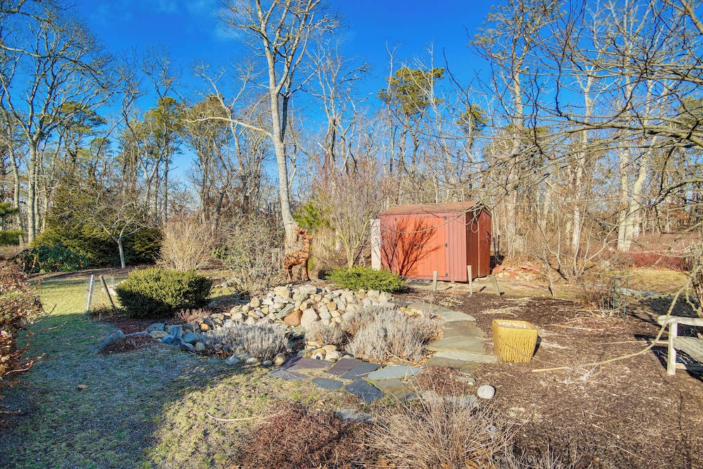 Ping-pong & Backyard: Spacious Chatham Retreat