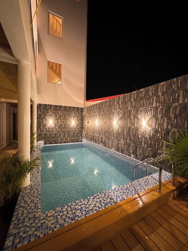 Pavona Maldives