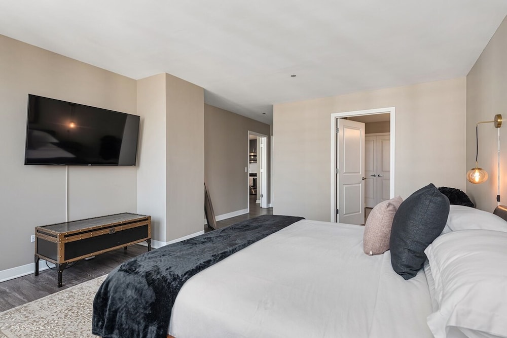 Lake View Penthouse Top Amenities Unit Laundry
