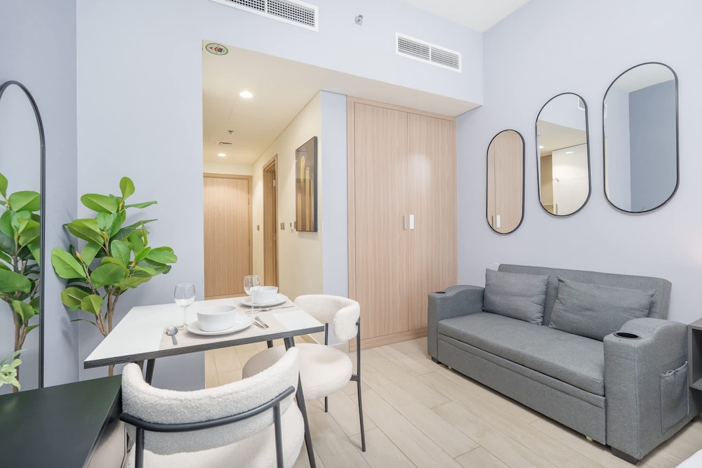 Elegant Studio With Garden in Meydan - Dubai
