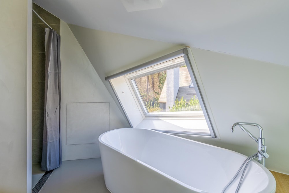 Relaxed and Atmospheric 6-person Villa Near the Forest