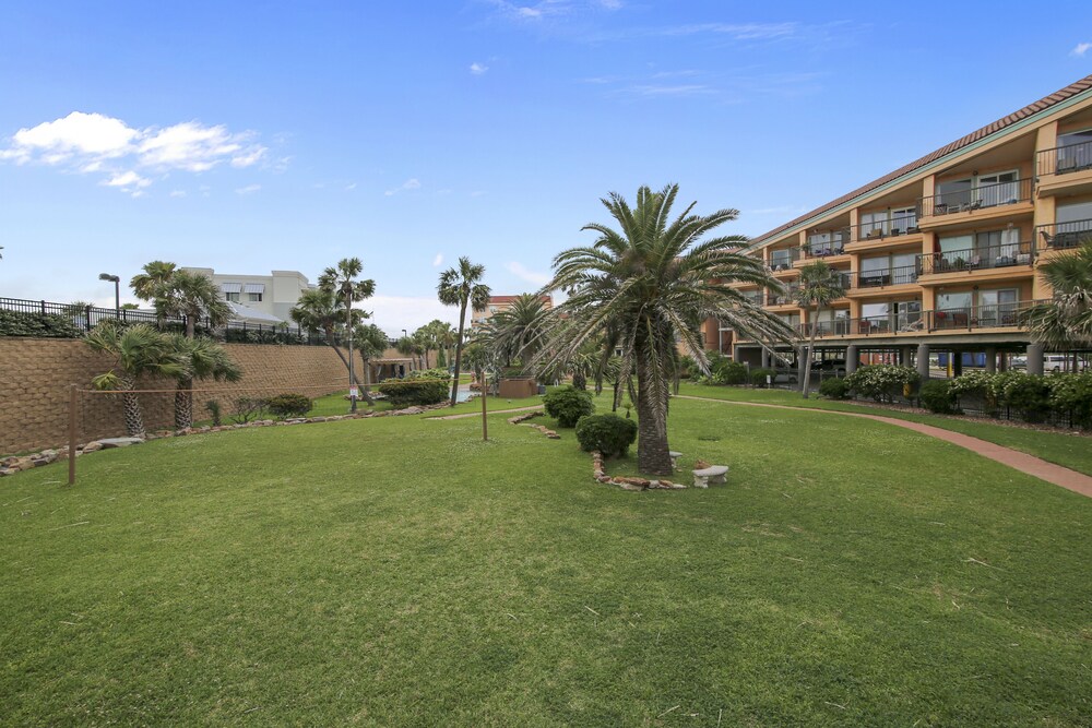 Maravilla Seawall Condos by AB Sea