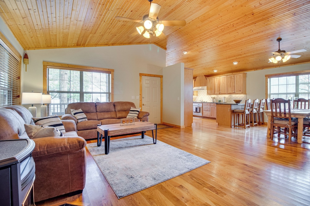 Norfork Lake Access: Cabin w/ Deck & Water View!