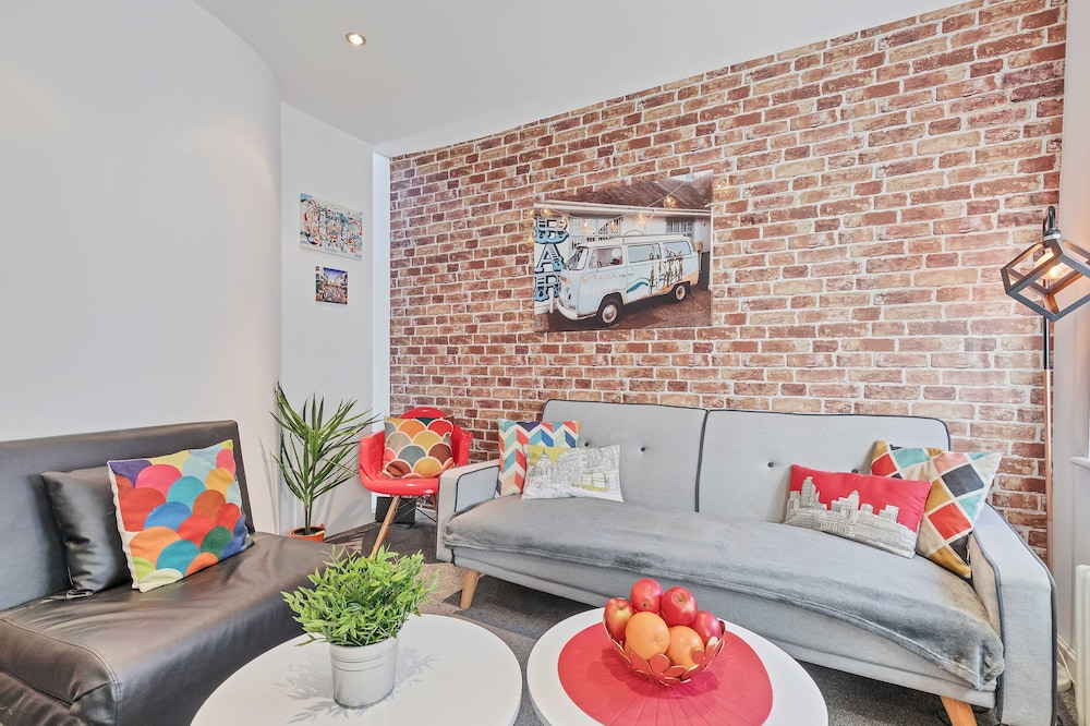 Majestic Mews Apartment with Free Parking | By My Getaways