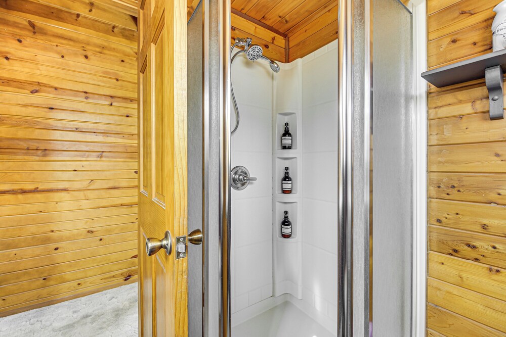 Pine Ridge Cabin on 62 Acres: Hot Tub & Views!