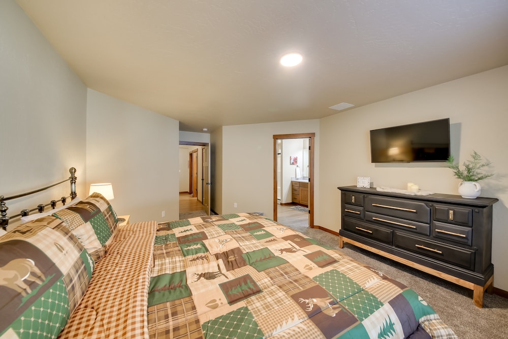 Sandpoint Vacations - Pet-friendly Oldtown Retreat: Hot Tub  Kayaks! - Property Image 3
