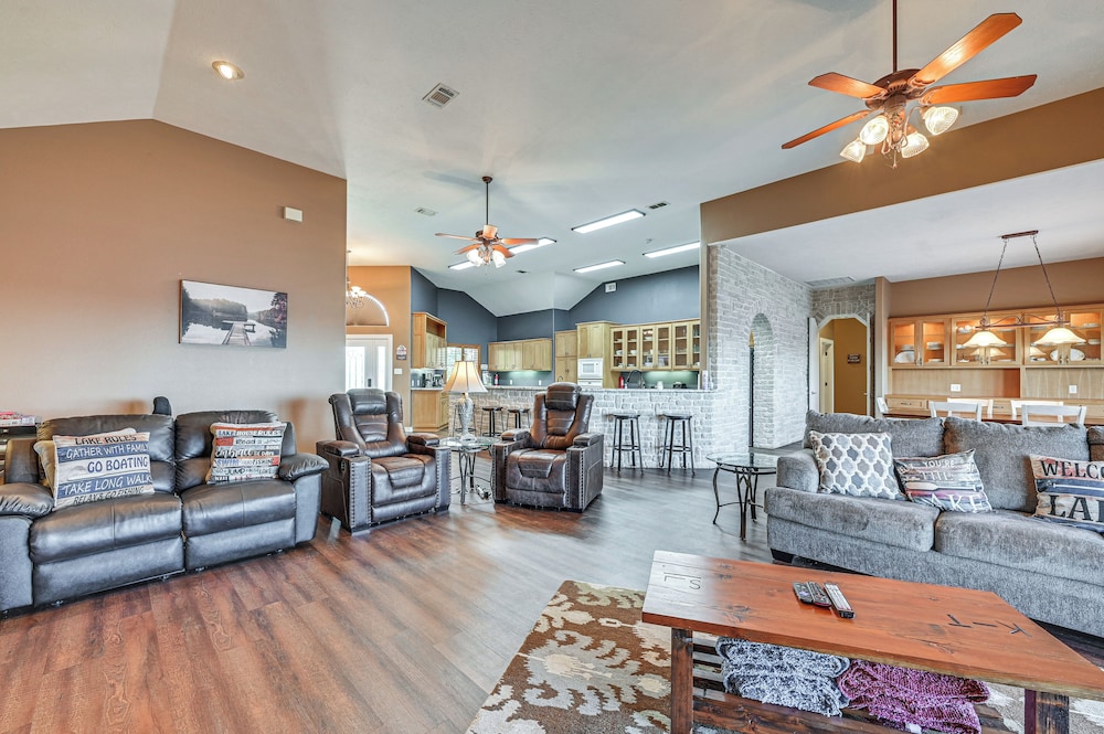 Boat Dock & Hot Tub: Waterfront Home in Milam!
