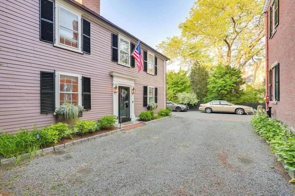 < 1 Mi to Dtwn Salem: Apt w/ Shared Patio & Yard!