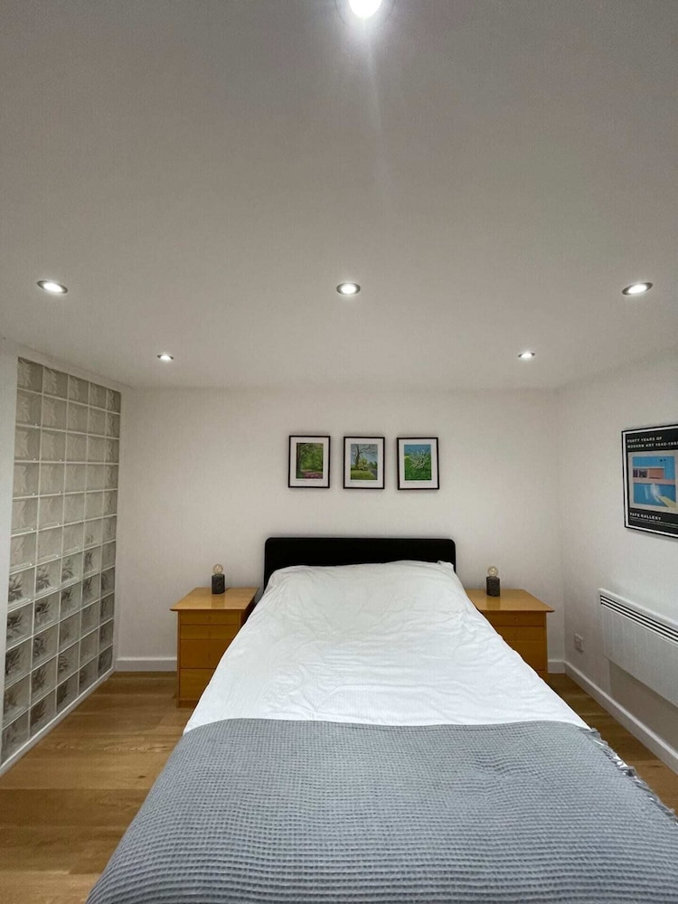 Stunning 3BD Maisonette W/balcony - Old Street!