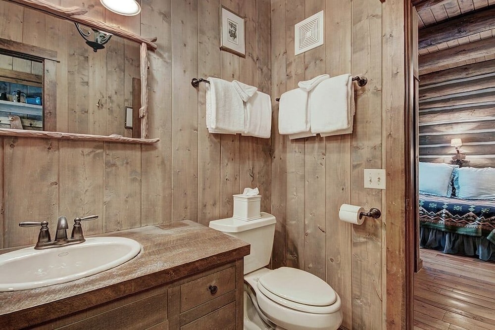 Bear Lodge 6 Bedroom Home by RedAwning