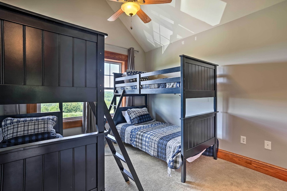 Retreat W/game Room & Deck, 1 Mi to Camelback