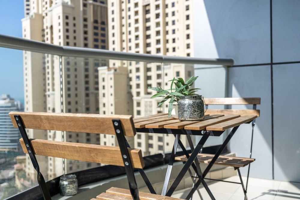 Refined 1BR Retreat in The Point Tower - Marina