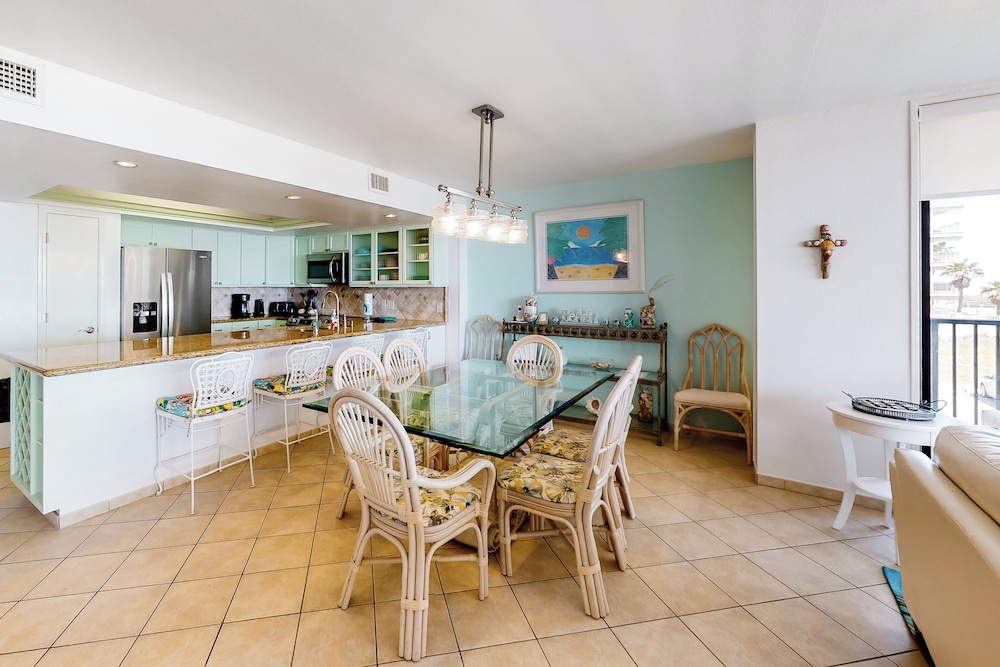 Corner 3BR w/ Gulf Views, Pools, Hot Tub, Sauna