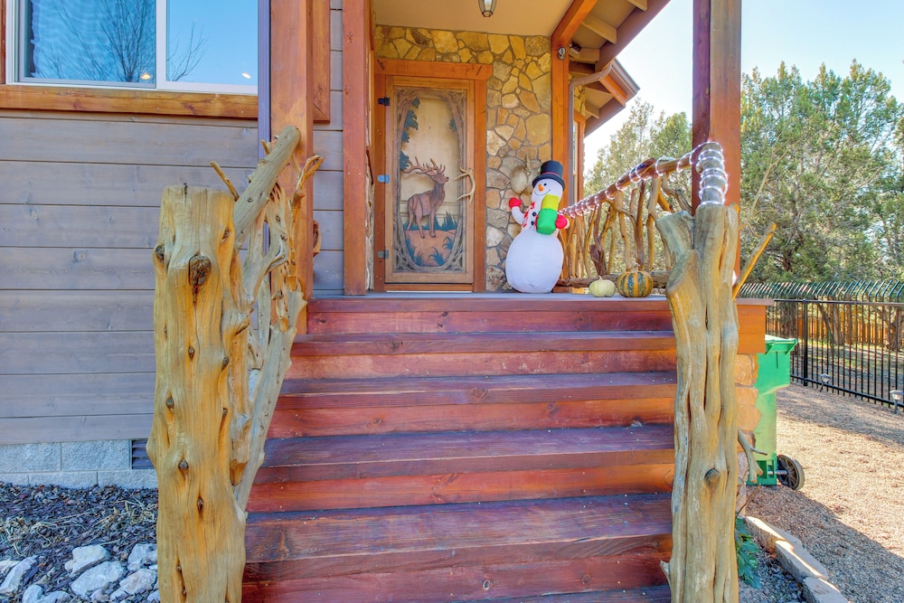 Close to Fool Hollow Lake! Show Low Cabin Getaway