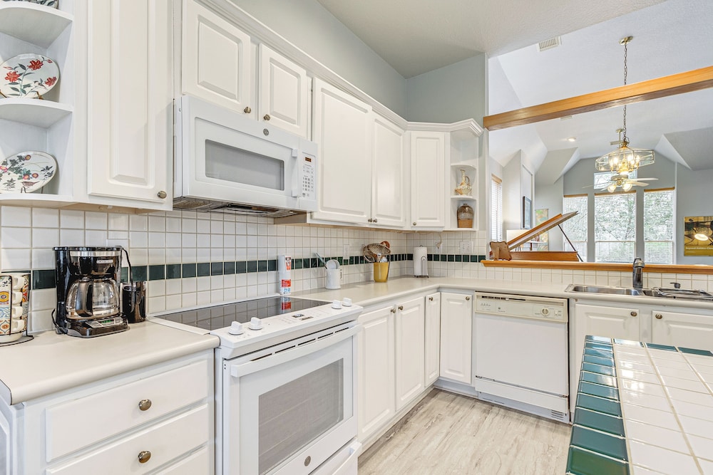 Hot Tub, Fire Pit: Retreat in The Woodlands!