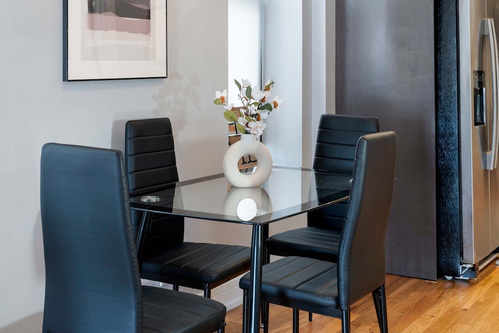 Cozy 2 Bed Home by West Loop With Parking Laundry