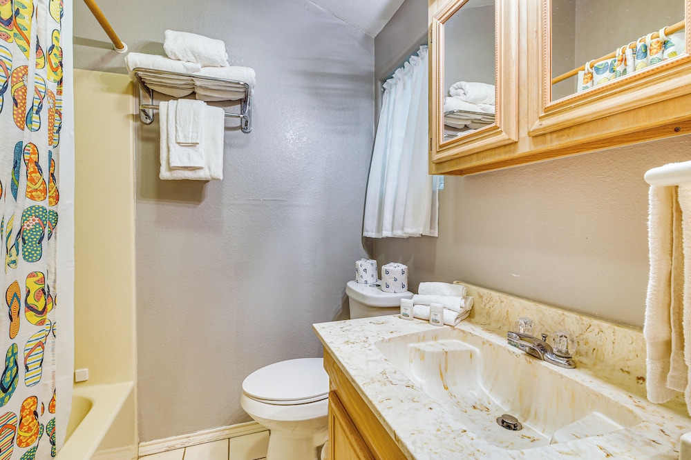 Steps to Bay! Home w/ Pool Access in Port Isabel