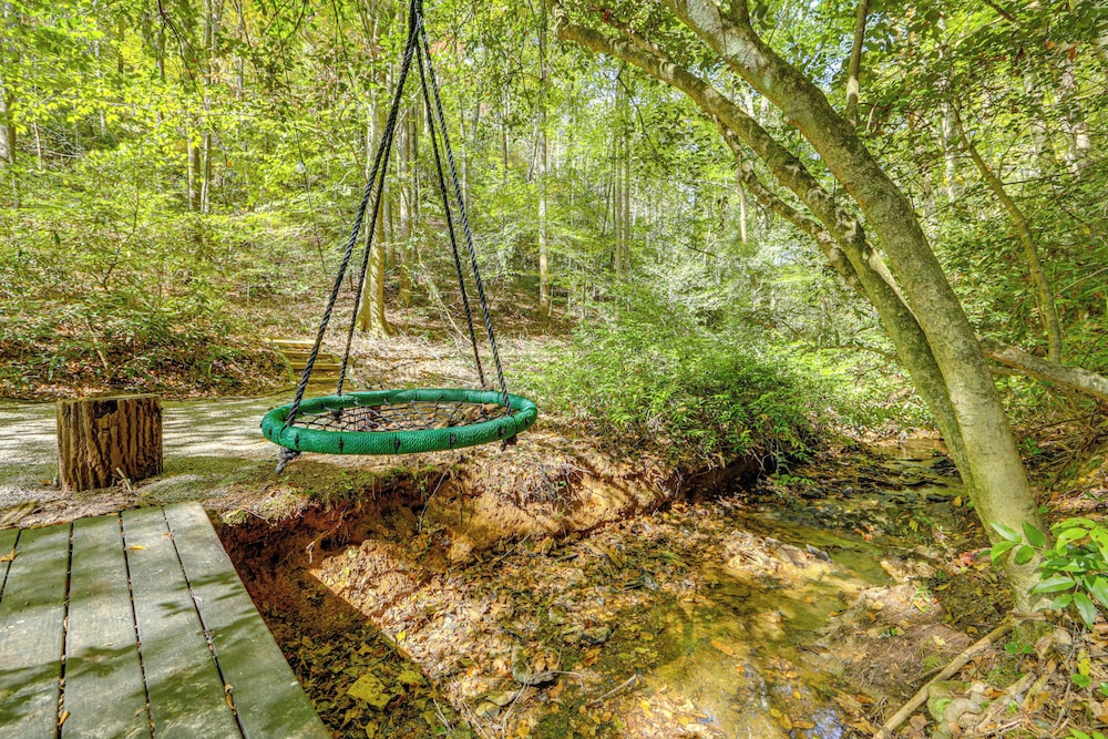 Blue Ridge Mountain Tiny Home: Escape to Nature!