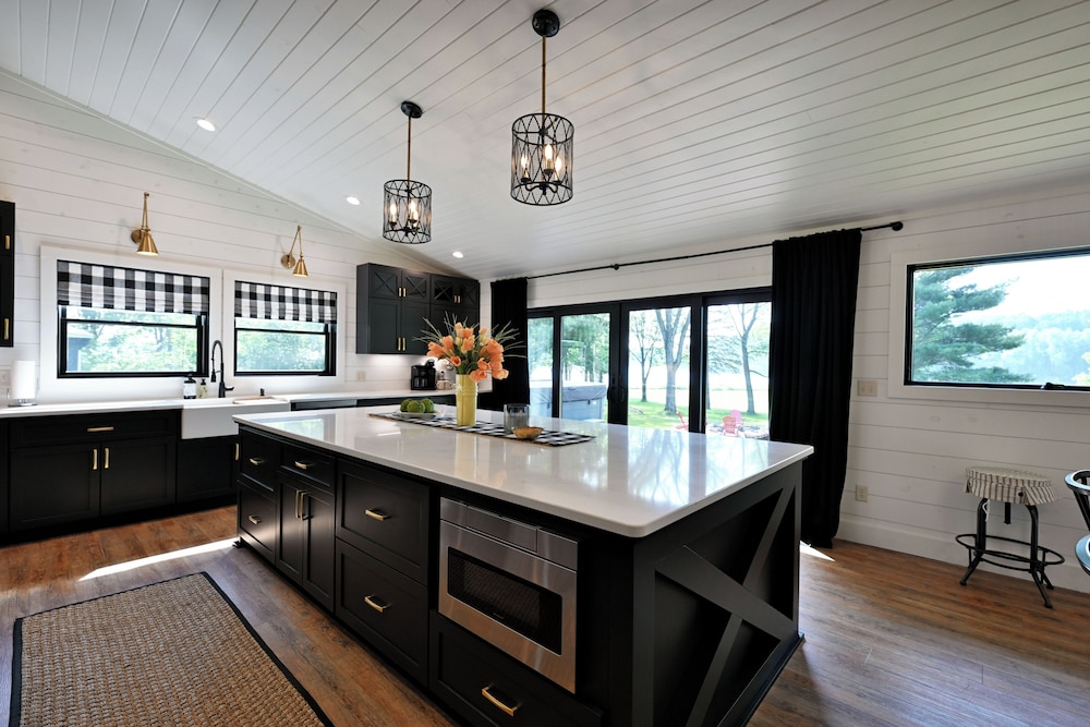 Modern Lakehouse Retreat on Lake Namakagon With Private Hot Tub