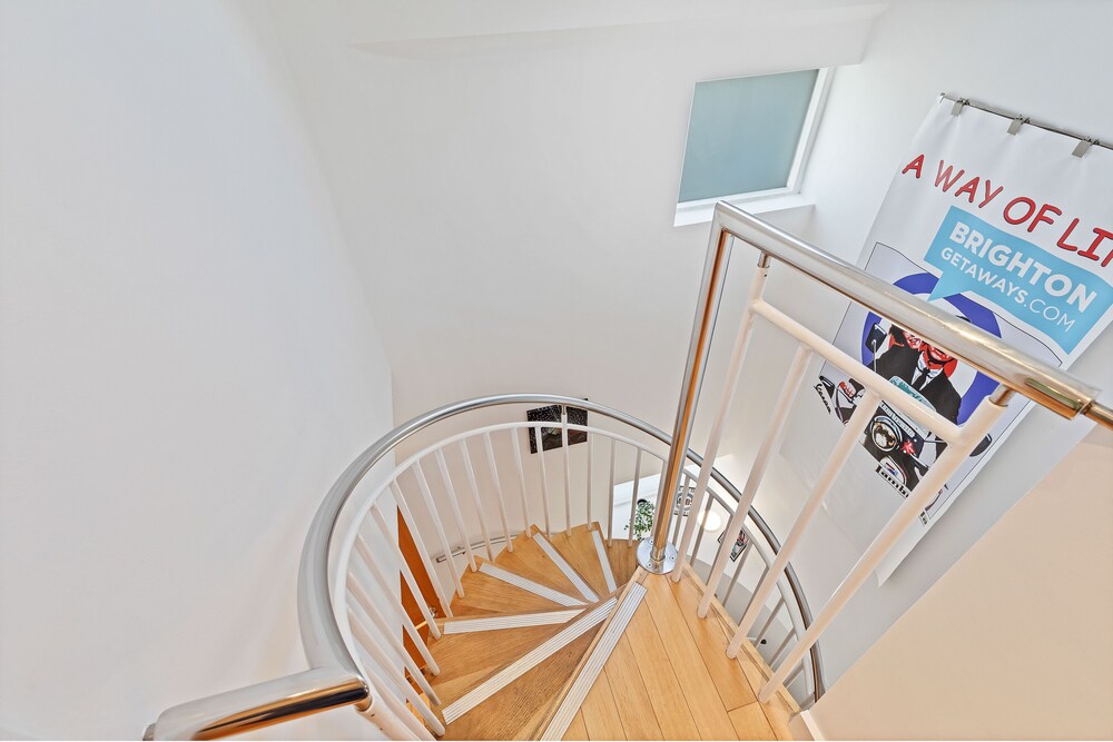 Majestic Mews Apartment with Free Parking | By My Getaways