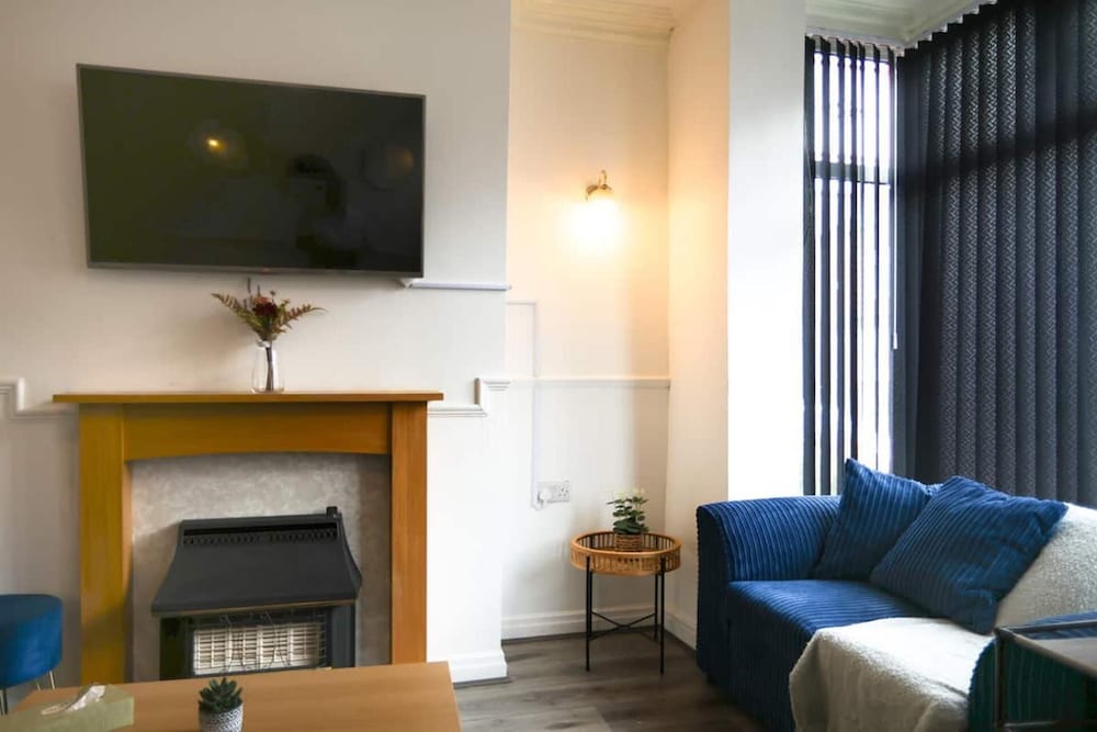 House-sleeps8-parking-garden