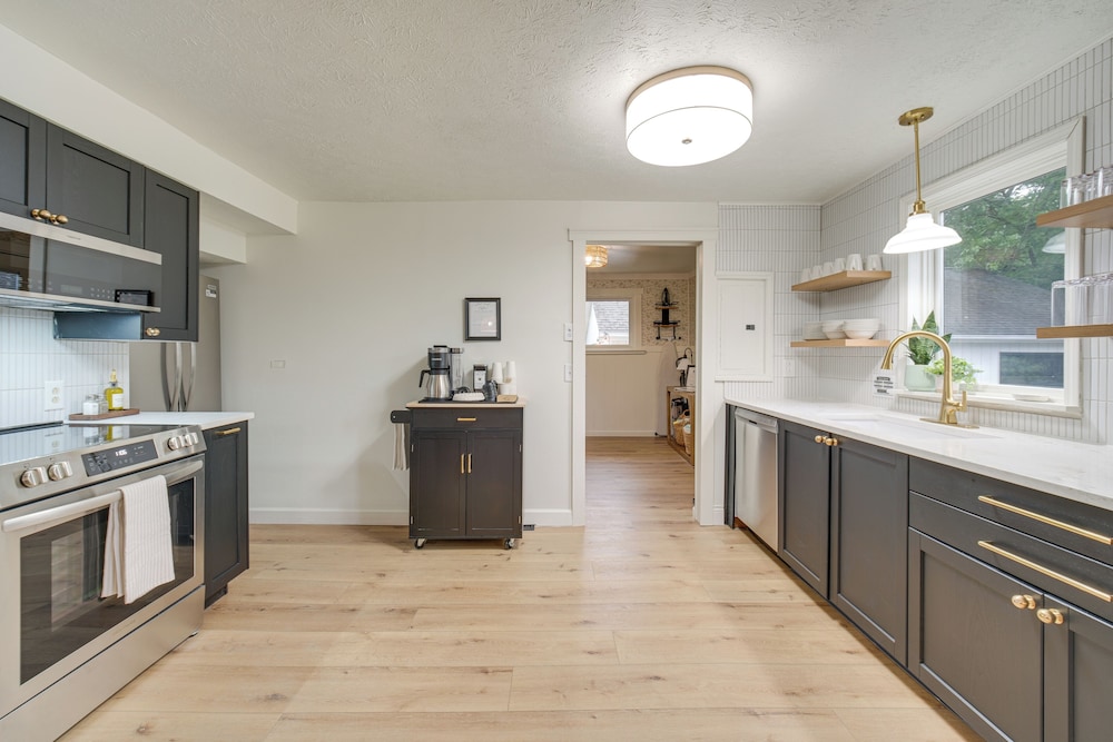 < 1 Mi to Lake Erie: Home w/ Hot Tub & Game Room!